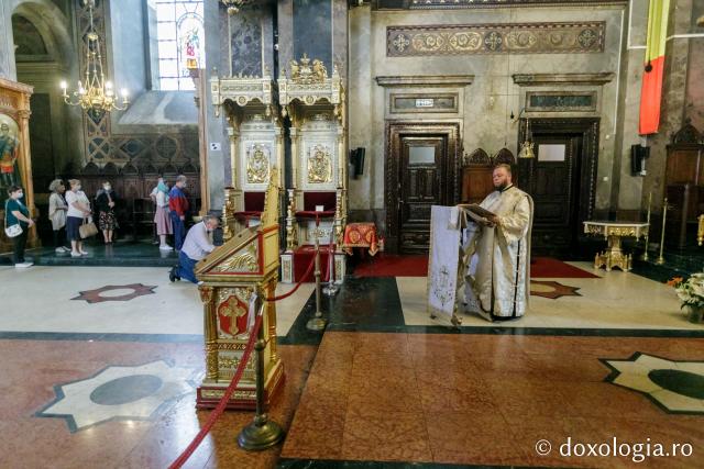 (Foto) Înapoi în biserici: Sfânta Liturghie la Catedrala Mitropolitană din Iași