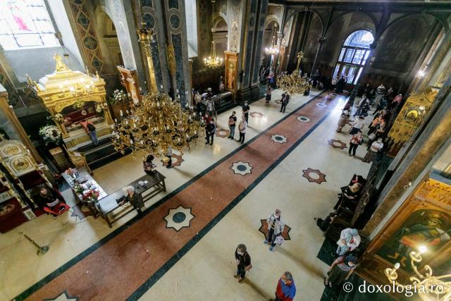 (Foto) Înapoi în biserici: Sfânta Liturghie la Catedrala Mitropolitană din Iași