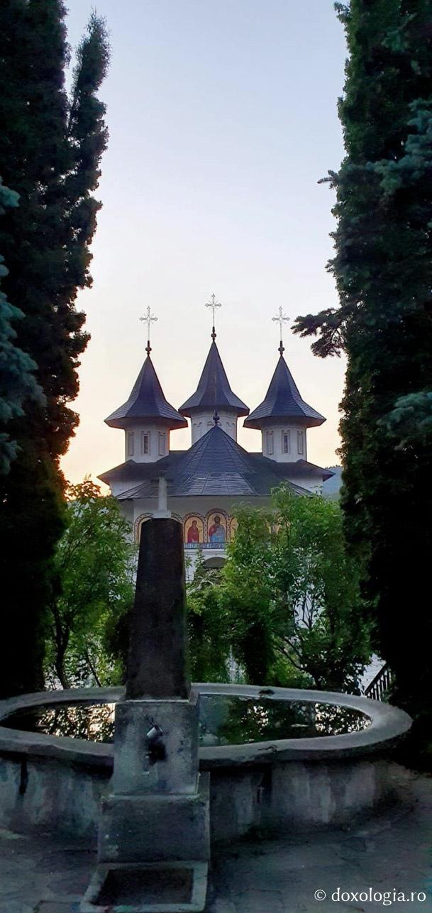 (Foto) Acultând liniștea la Mănăstirea Sihăstria