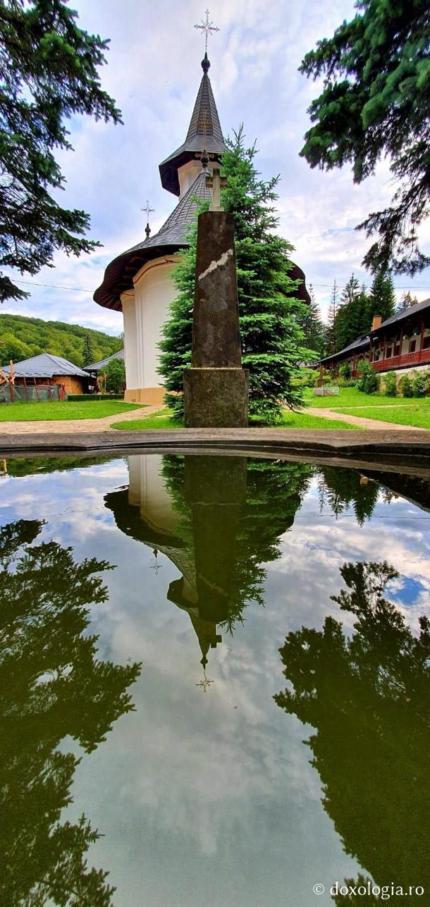 (Foto) Zile liniștite de vară la Mănăstirea Sihăstria