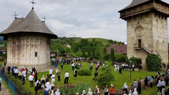 (Foto) Biserica Mănăstirii Humor a fost resfinţită