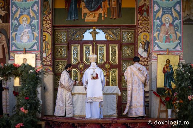 (Foto) Ziua Sfântului Ioan Iacob de la Neamț: sute de inimi, un singur glas de rugăciune