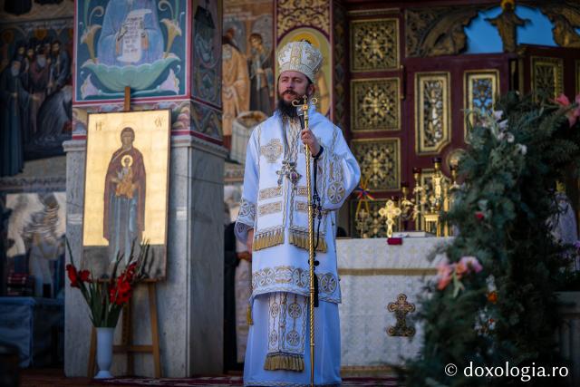 (Foto) Ziua Sfântului Ioan Iacob de la Neamț: sute de inimi, un singur glas de rugăciune
