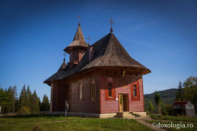 (Foto) Schitul „Înălțarea Sfintei Cruci”, Poiana lui Ioan – testamentul spiritual al Părintelui Paisie Olaru