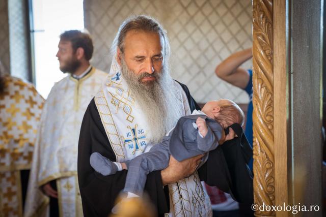 (Foto) Pruncul Serafim, botezat de IPS Mitropolit Teofan