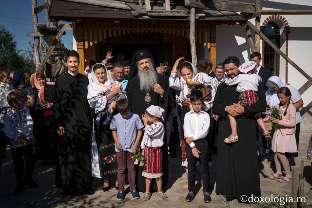 (Foto) Pruncul Serafim, botezat de IPS Mitropolit Teofan