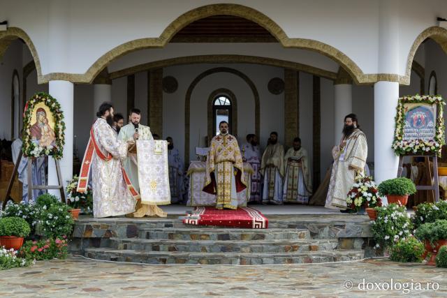 (Foto) Mănăstirea Alexandru Vlahuță din județul Vaslui și-a sărbătorit hramul de Praznicul Nașterii Maicii Domnului