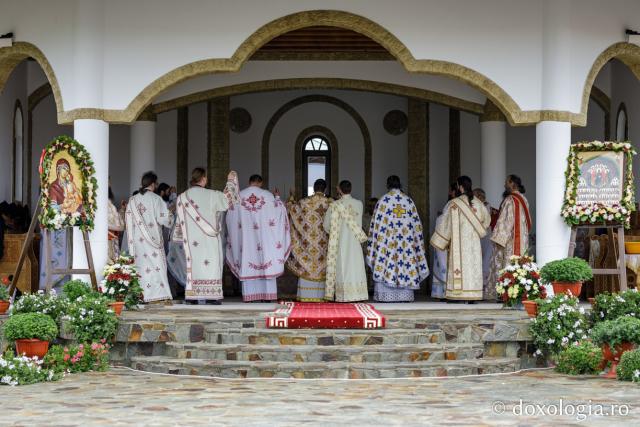 (Foto) Mănăstirea Alexandru Vlahuță din județul Vaslui și-a sărbătorit hramul de Praznicul Nașterii Maicii Domnului