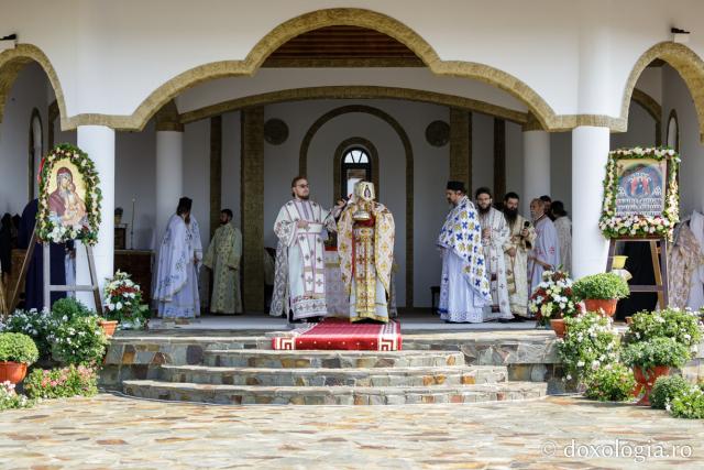 (Foto) Mănăstirea Alexandru Vlahuță din județul Vaslui și-a sărbătorit hramul de Praznicul Nașterii Maicii Domnului