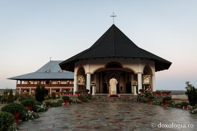 (Foto) Mănăstirea Alexandru Vlahuță din județul Vaslui și-a sărbătorit hramul de Praznicul Nașterii Maicii Domnului