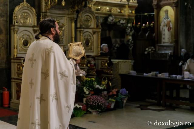 (Foto) Pelerinaj de-a lungul zilei de 10 octombrie – rugăciune la Hramul Sfintei Parascheva