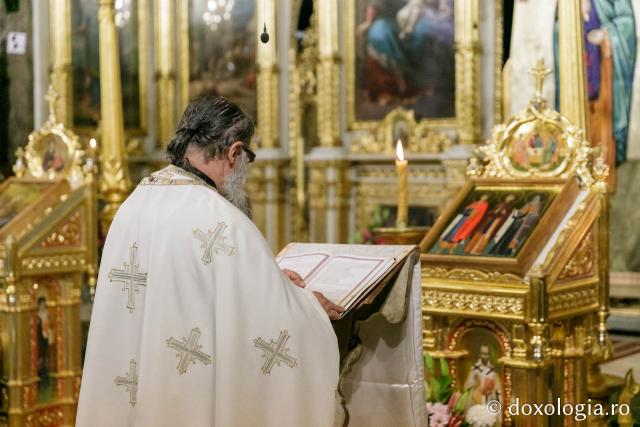 (Foto) Ieșenii aduc rugăciunea pelerinilor la Sfânta Cuvioasă Parascheva