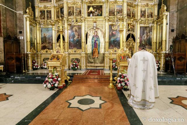(Foto) Ieșenii aduc rugăciunea pelerinilor la Sfânta Cuvioasă Parascheva