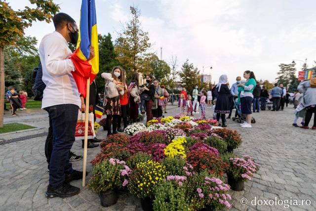 (Foto) Cu flori și cu dragoste multă la Sfânta Cuvioasă Parascheva