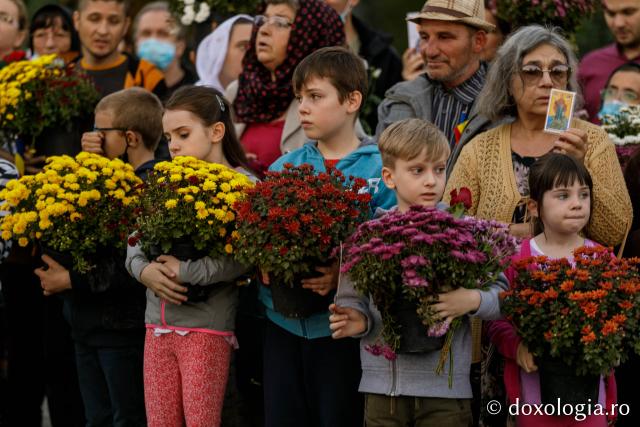 (Foto) Cu flori și cu dragoste multă la Sfânta Cuvioasă Parascheva