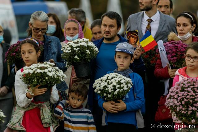 (Foto) Cu flori și cu dragoste multă la Sfânta Cuvioasă Parascheva