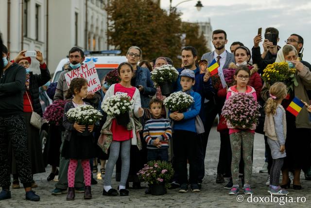 (Foto) Cu flori și cu dragoste multă la Sfânta Cuvioasă Parascheva