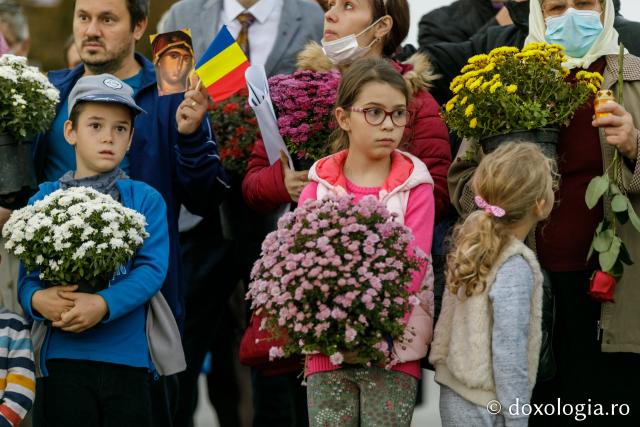 (Foto) Cu flori și cu dragoste multă la Sfânta Cuvioasă Parascheva
