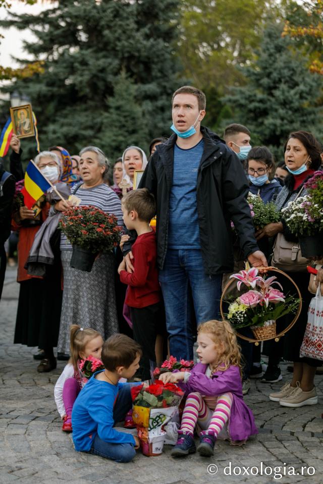 (Foto) Cu flori și cu dragoste multă la Sfânta Cuvioasă Parascheva