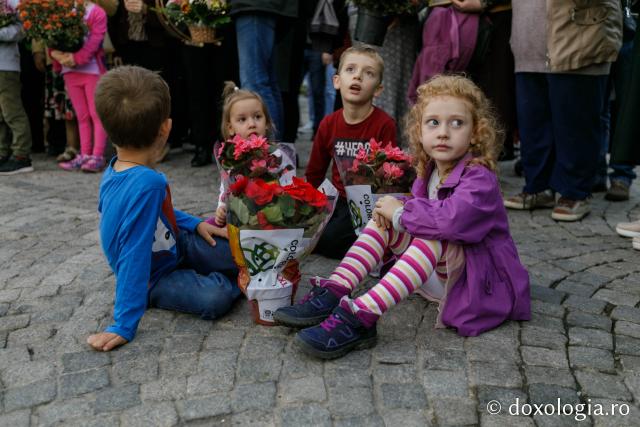 (Foto) Cu flori și cu dragoste multă la Sfânta Cuvioasă Parascheva