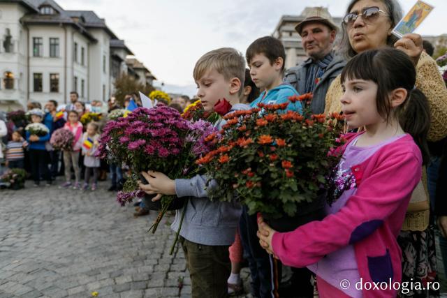 (Foto) Cu flori și cu dragoste multă la Sfânta Cuvioasă Parascheva