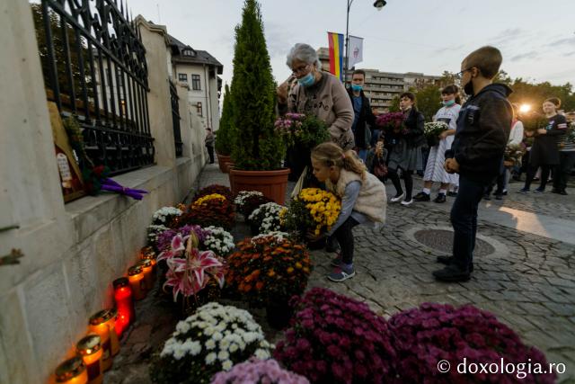 (Foto) Cu flori și cu dragoste multă la Sfânta Cuvioasă Parascheva