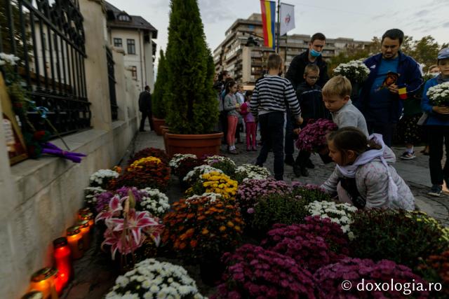 (Foto) Cu flori și cu dragoste multă la Sfânta Cuvioasă Parascheva