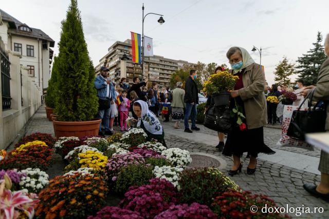 (Foto) Cu flori și cu dragoste multă la Sfânta Cuvioasă Parascheva