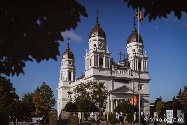 (Foto) Distanțați social, apropiați în același Duh: închinători la Catedrala Mitropolitană din Iași – 7 octombrie 2020