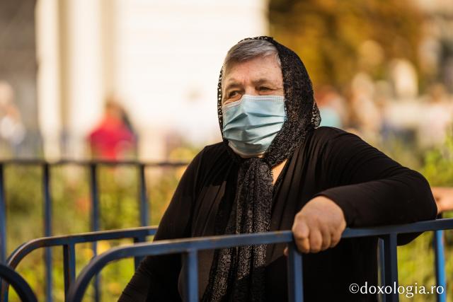 Distanțați social, apropiați în același Duh: închinători la Catedrala Mitropolitană din Iași – 7 octombrie 2020 / Foto: Bogdan Bulgariu (Foto) Distanțați social, apropiați în același Duh: închinători la Catedrala Mitropolitană din Iași – 7 octombrie 2020