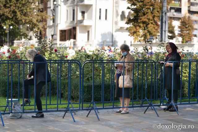 (Foto) Distanțați social, apropiați în același Duh: închinători la Catedrala Mitropolitană din Iași – 7 octombrie 2020
