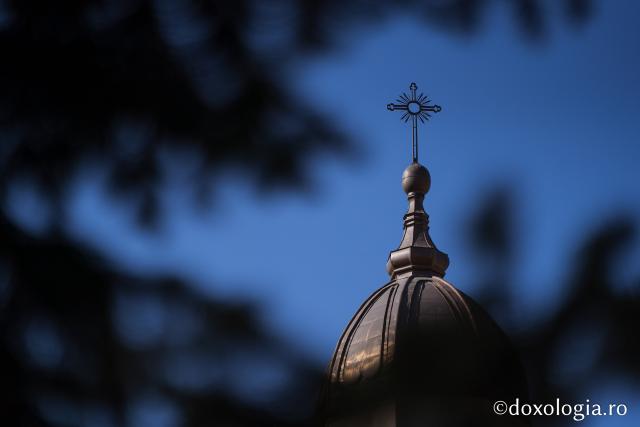 Distanțați social, apropiați în același Duh: închinători la Catedrala Mitropolitană din Iași – 7 octombrie 2020 / Foto: Bogdan Bulgariu (Foto) Distanțați social, apropiați în același Duh: închinători la Catedrala Mitropolitană din Iași – 7 octombrie 2020