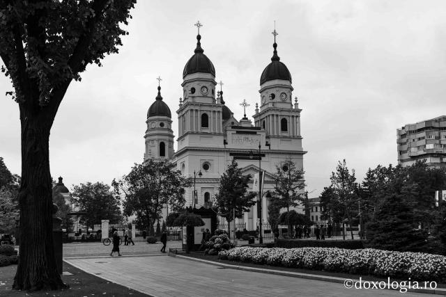 (Foto) Zile în alb și negru – la Hramul Sfintei Cuvioase Parascheva