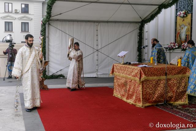 (Foto) Credincioșii din Iași au participat la Sfânta Liturghie oficiată în curtea Catedralei Mitropolitane