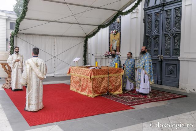 (Foto) Credincioșii din Iași au participat la Sfânta Liturghie oficiată în curtea Catedralei Mitropolitane