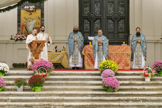 (Foto) Credincioșii din Iași au participat la Sfânta Liturghie oficiată în curtea Catedralei Mitropolitane