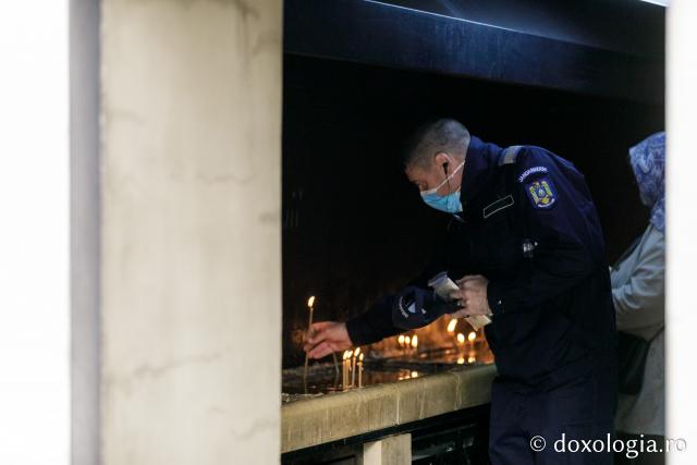 (Foto) Credincioșii din Iași au participat la Sfânta Liturghie oficiată în curtea Catedralei Mitropolitane (Foto) Credincioșii din Iași au participat la Sfânta Liturghie oficiată în curtea Catedralei Mitropolitane