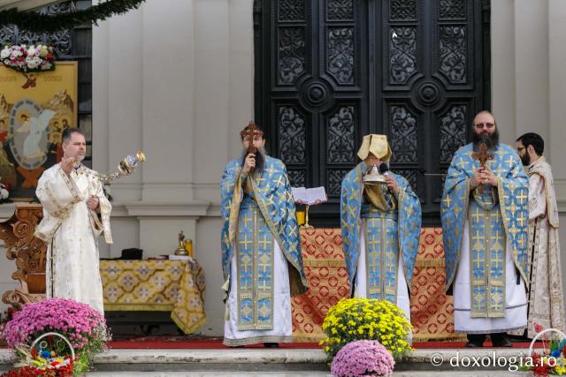 (Foto) Credincioșii din Iași au participat la Sfânta Liturghie oficiată în curtea Catedralei Mitropolitane
