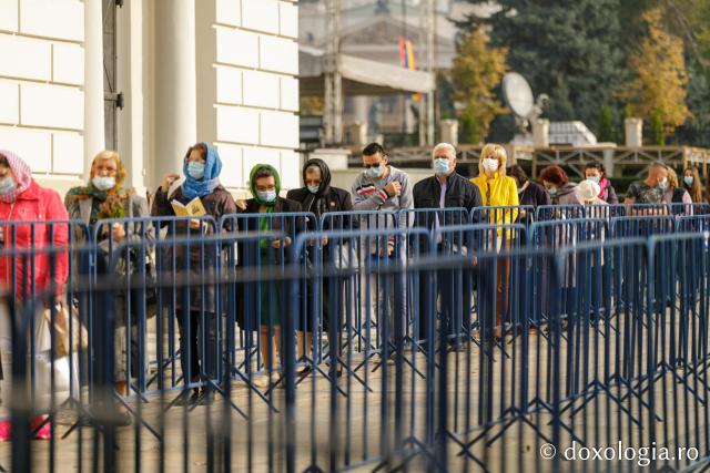 (Foto) Credincioșii din Iași au participat la Sfânta Liturghie oficiată în curtea Catedralei Mitropolitane