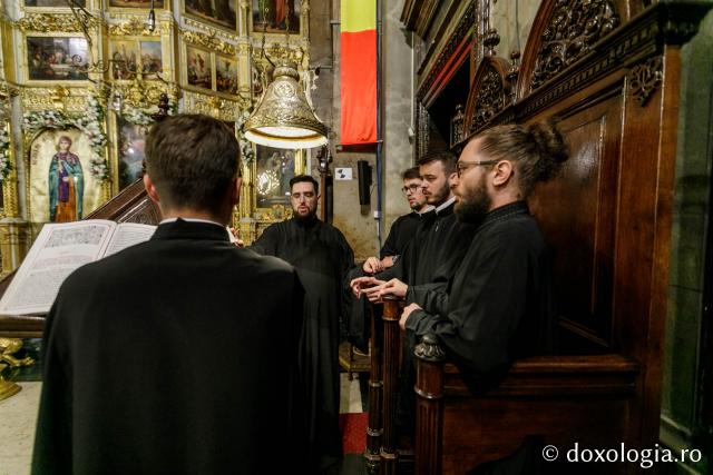 (Foto) Priveghere în cinstea Sfântului Apostol Andrei, la Catedrala din Iași