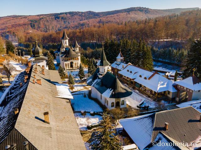(Foto) Văzută „din Cer”: Cum arată Mănăstirea Sihăstria la începutul lui decembrie