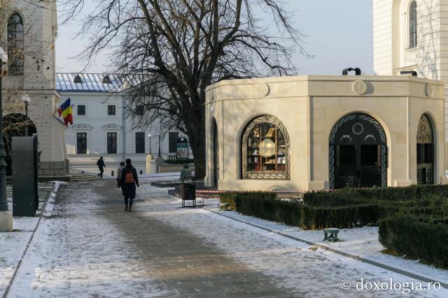 (Foto) Imagini dintr-o dimineață geroasă la Catedrala Mitropolitană din Iași