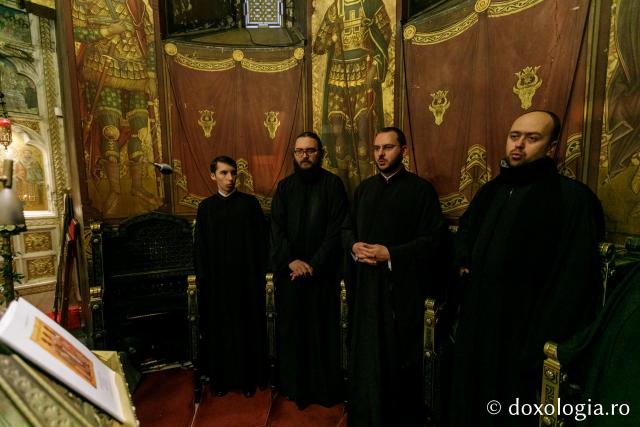 (Foto) Priveghere la hramul Mănăstirii Sfinții Trei Ierarhi din Iași 2021