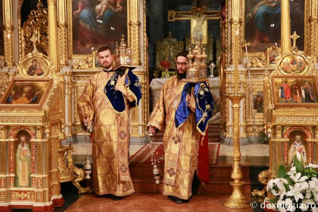 (Foto) „Bucură-te, Sﬁnte Ierarhe Iosif cel Milostiv, Părintele nostru!” – Priveghere la Catedrala Mitropolitană din Iași