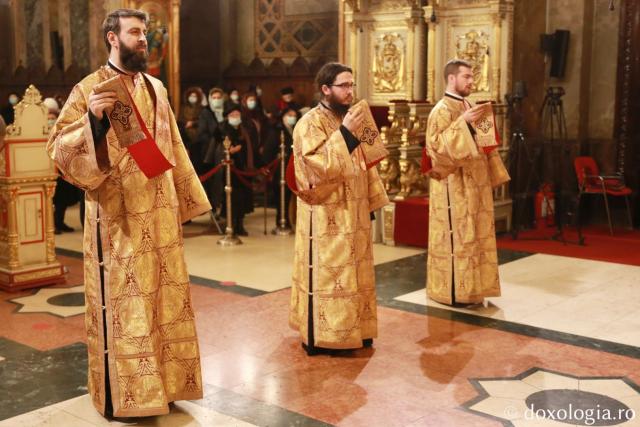 (Foto) „Bucură-te, Sﬁnte Ierarhe Iosif cel Milostiv, Părintele nostru!” – Priveghere la Catedrala Mitropolitană din Iași