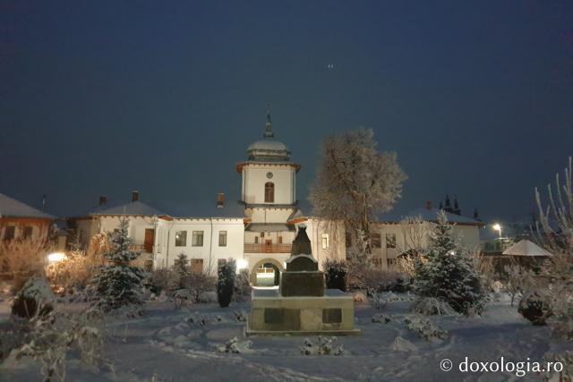 (Foto) Iarnă de poveste la Mănăstirea Văratec