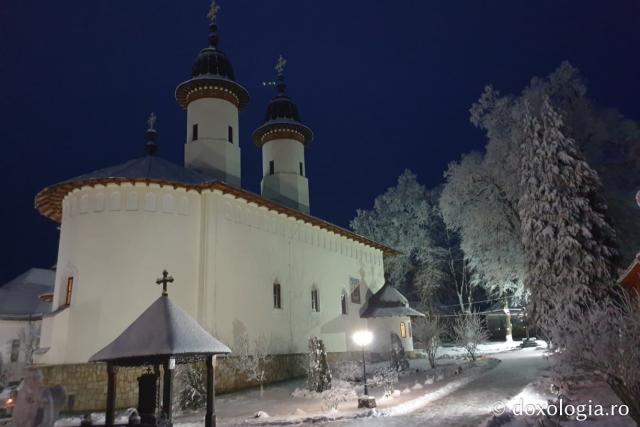(Foto) Iarnă de poveste la Mănăstirea Văratec