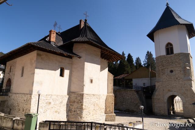 Biserica voievodală cu două altare suprapuse de la Mănăstirea Pângărați