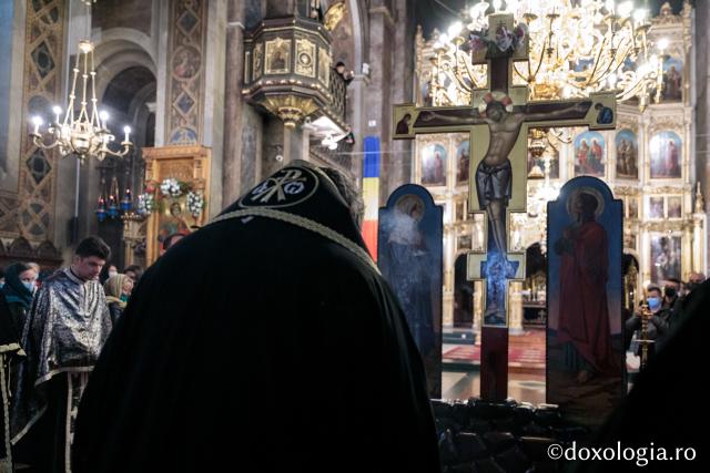 (Foto) „Închinămu-ne patimilor Tale, Hristoase” – Denia celor 12 Evanghelii la Catedrala Mitropolitană și la Mănăstirea Golia, 2021