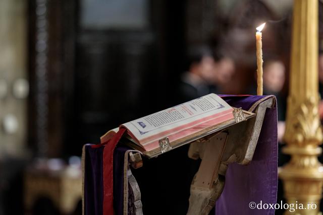 (Foto) „Închinămu-ne patimilor Tale, Hristoase” – Denia celor 12 Evanghelii la Catedrala Mitropolitană și la Mănăstirea Golia, 2021
